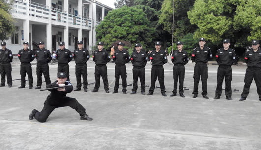 队员在进行警棍术单兵训练